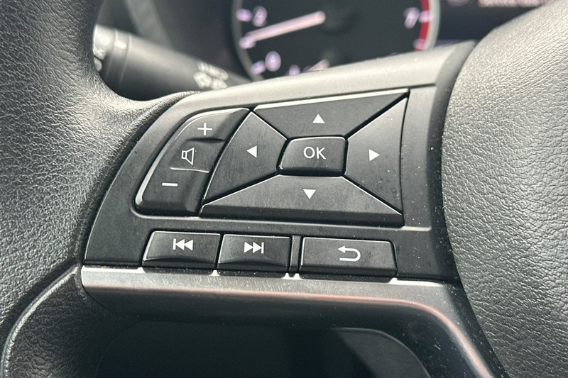 Nissan Sentra Vehicle Full-screen Gallery Image 35