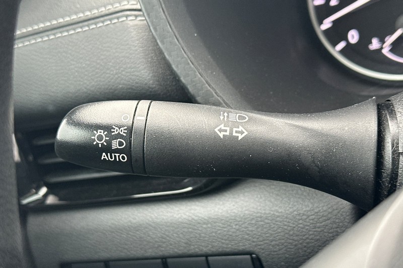 Nissan Sentra Vehicle Full-screen Gallery Image 36