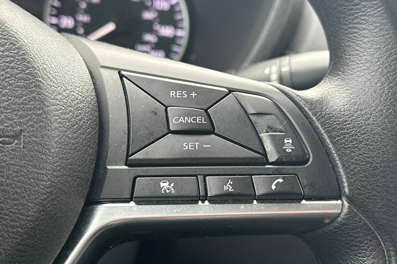 Nissan Sentra Vehicle Full-screen Gallery Image 37