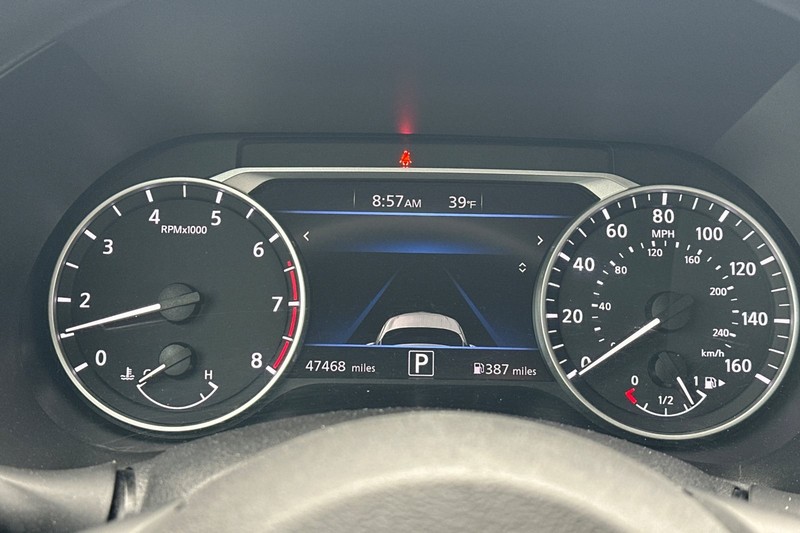 Nissan Sentra Vehicle Full-screen Gallery Image 39