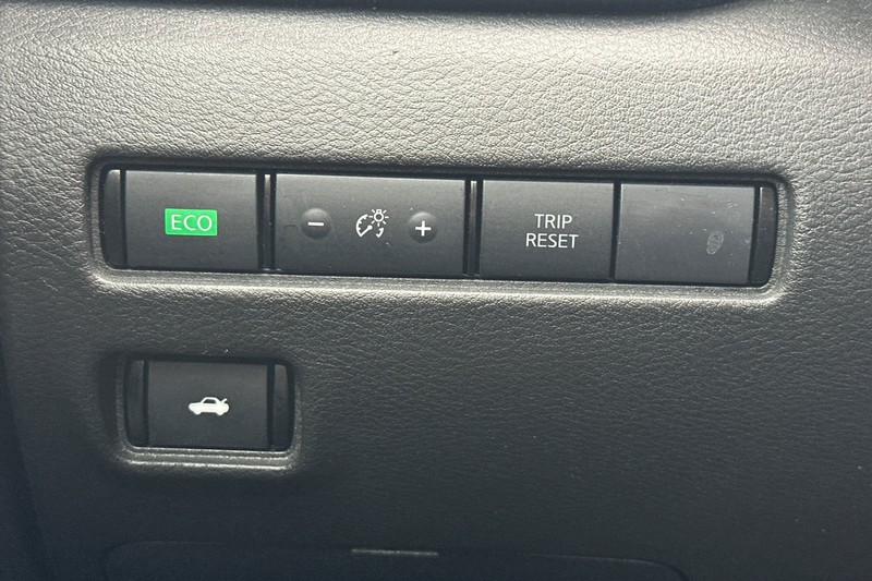 Nissan Sentra Vehicle Full-screen Gallery Image 41