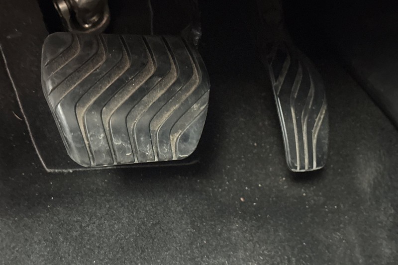 Nissan Sentra Vehicle Full-screen Gallery Image 42