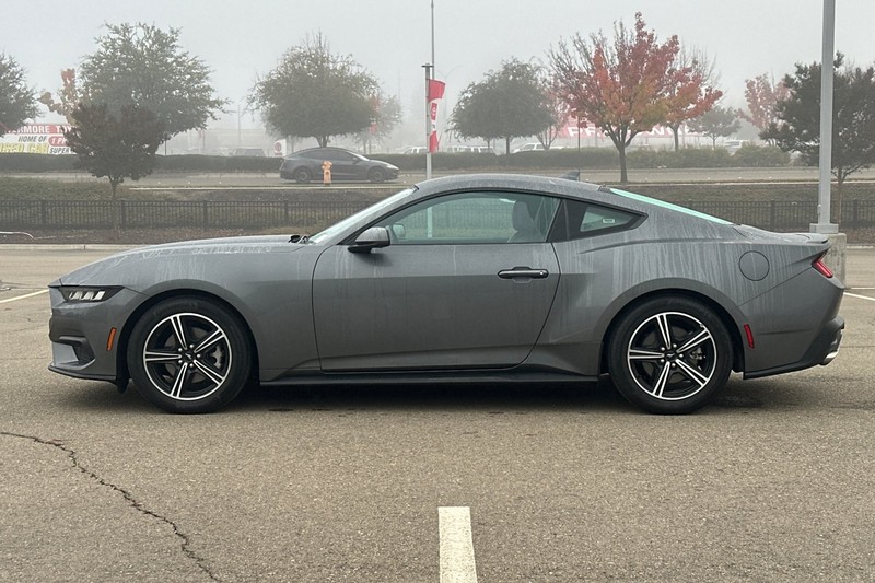 Ford Mustang Vehicle Full-screen Gallery Image 07