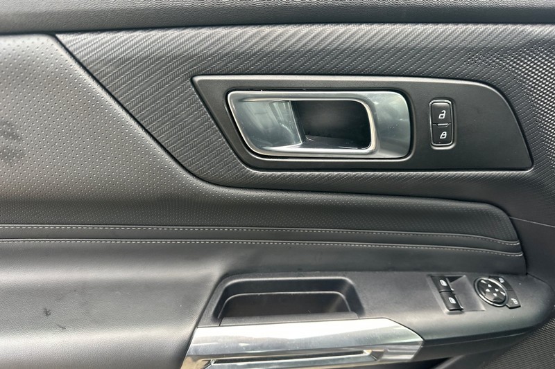 Ford Mustang Vehicle Full-screen Gallery Image 11