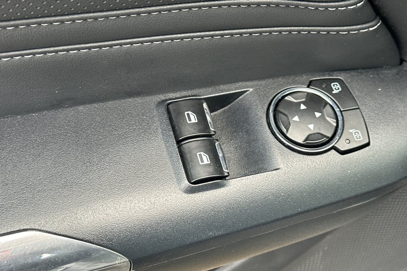 Ford Mustang Vehicle Full-screen Gallery Image 12