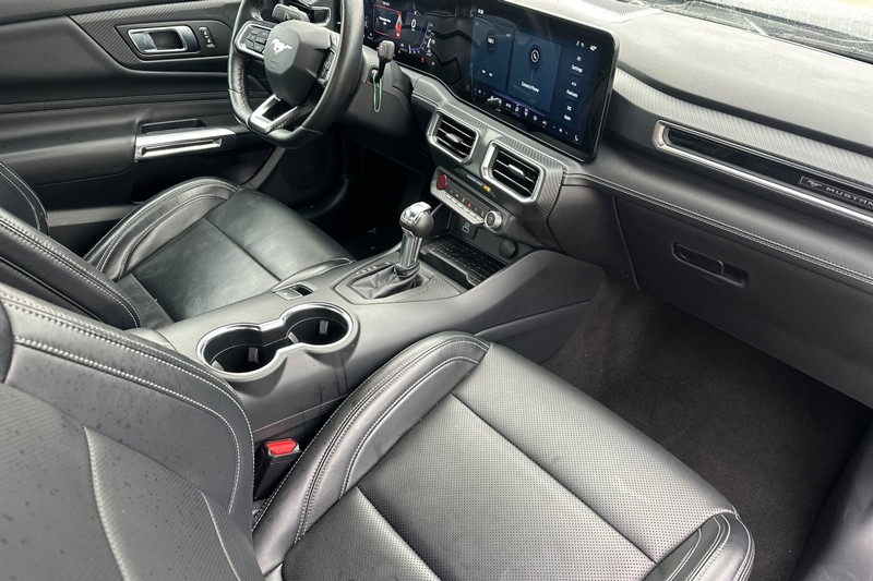 Ford Mustang Vehicle Full-screen Gallery Image 18