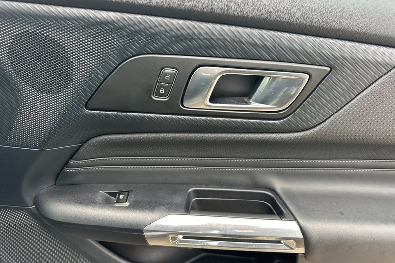 Ford Mustang Vehicle Full-screen Gallery Image 20