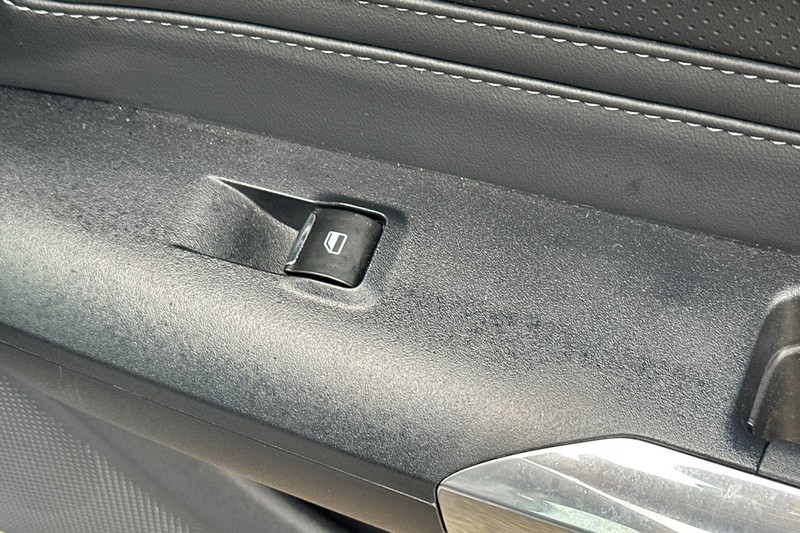 Ford Mustang Vehicle Full-screen Gallery Image 21