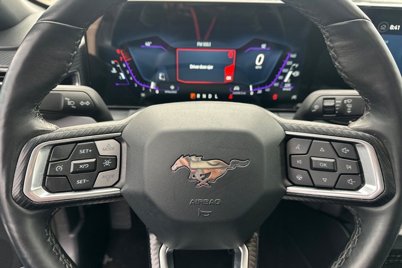 Ford Mustang Vehicle Full-screen Gallery Image 34