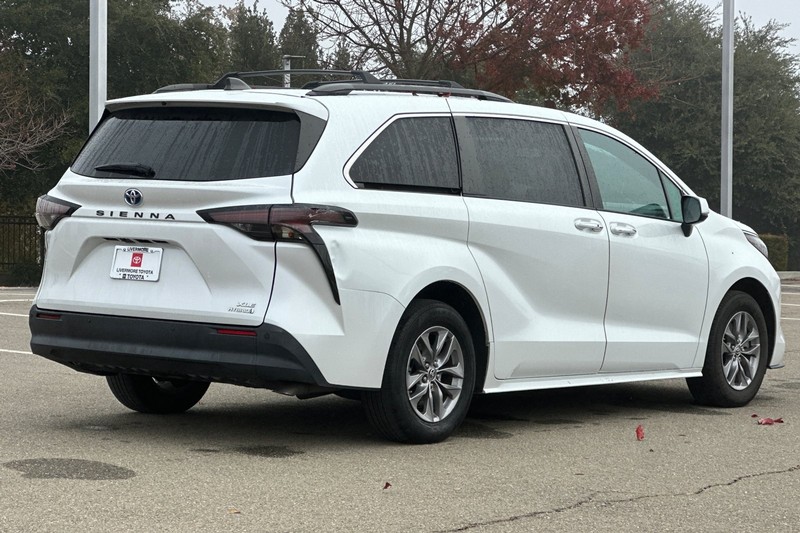 Toyota Sienna Vehicle Full-screen Gallery Image 04