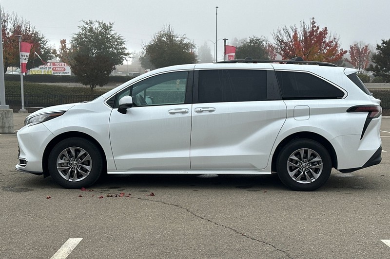 Toyota Sienna Vehicle Full-screen Gallery Image 07