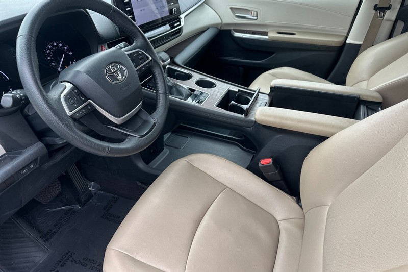 Toyota Sienna Vehicle Full-screen Gallery Image 10