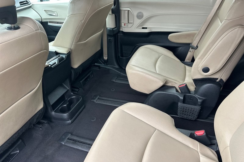 Toyota Sienna Vehicle Full-screen Gallery Image 14