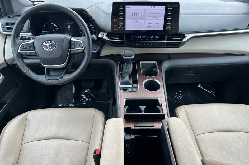 Toyota Sienna Vehicle Full-screen Gallery Image 15