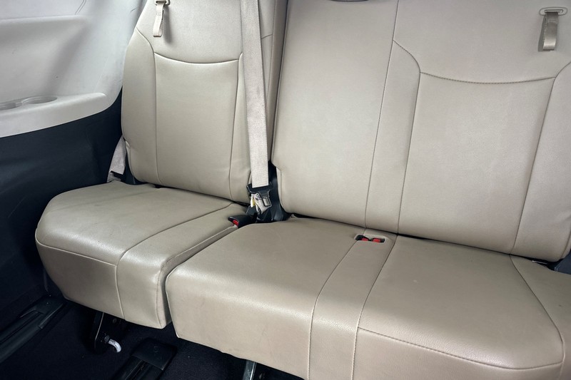 Toyota Sienna Vehicle Full-screen Gallery Image 17