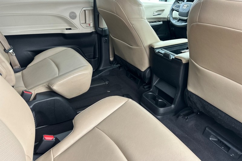 Toyota Sienna Vehicle Full-screen Gallery Image 18