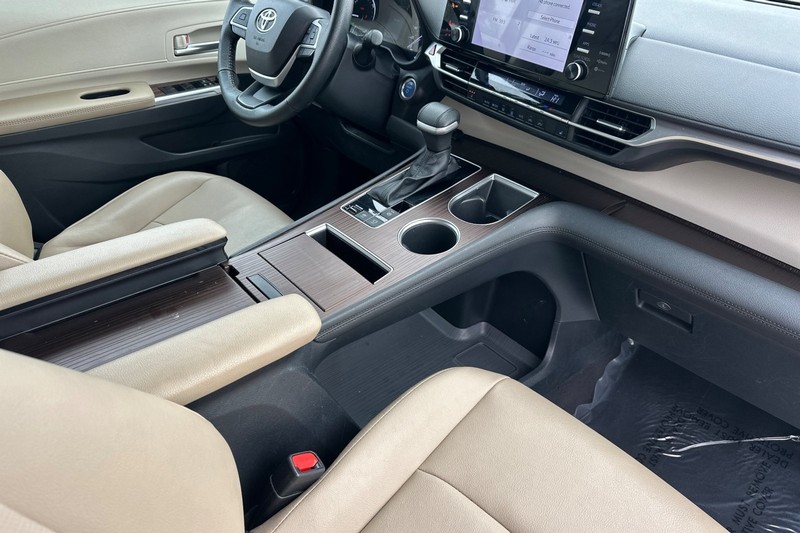 Toyota Sienna Vehicle Full-screen Gallery Image 19