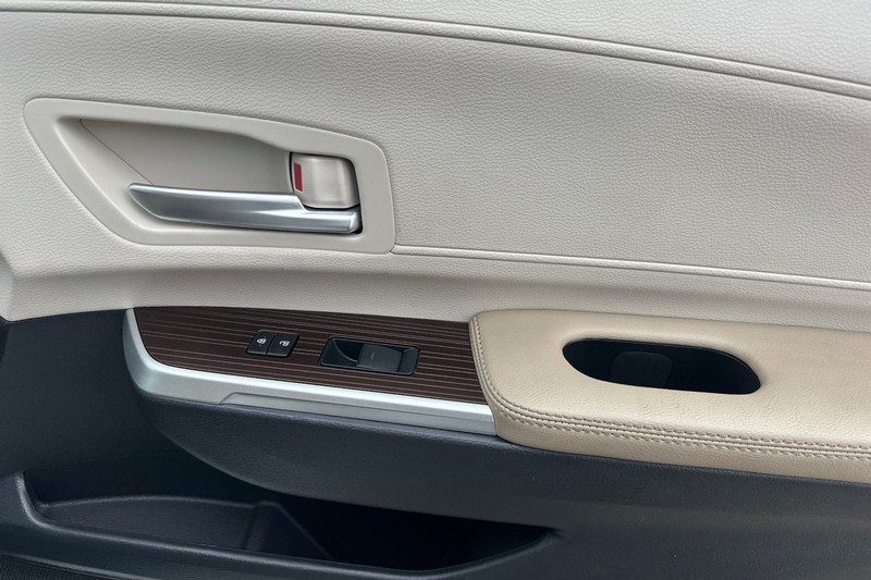 Toyota Sienna Vehicle Full-screen Gallery Image 21