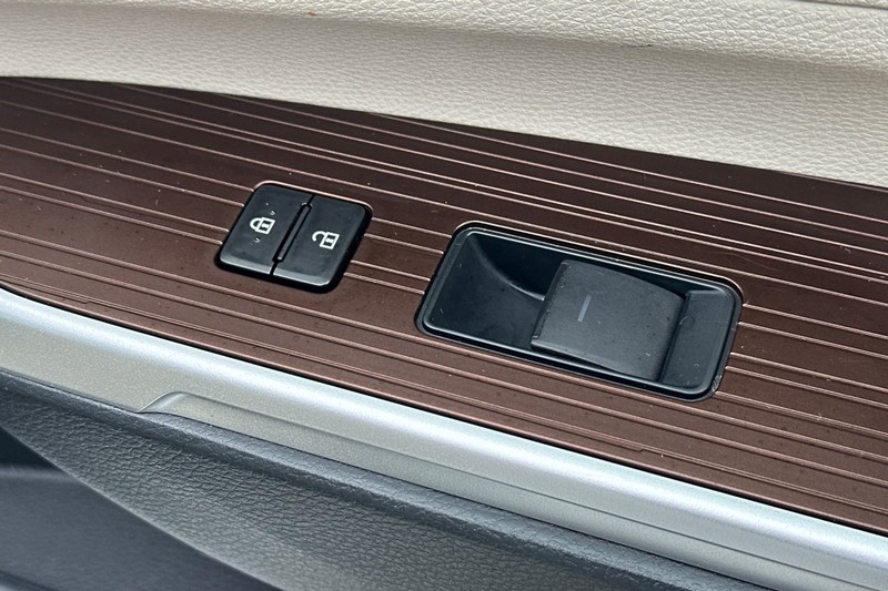 Toyota Sienna Vehicle Full-screen Gallery Image 22