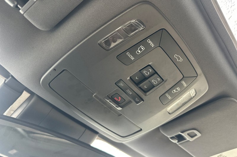 Toyota Sienna Vehicle Full-screen Gallery Image 24