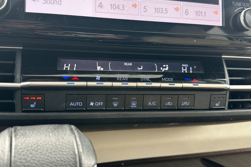 Toyota Sienna Vehicle Full-screen Gallery Image 28