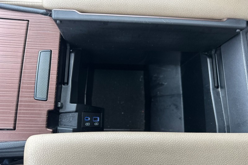 Toyota Sienna Vehicle Full-screen Gallery Image 32