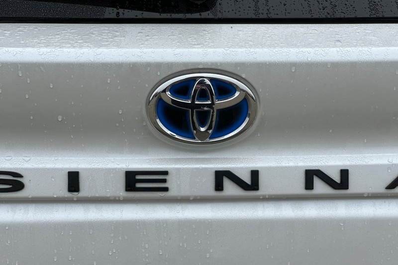 Toyota Sienna Vehicle Full-screen Gallery Image 48