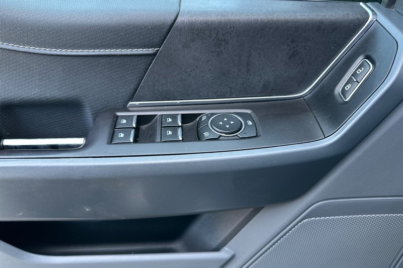 Ford F-150 Vehicle Full-screen Gallery Image 11