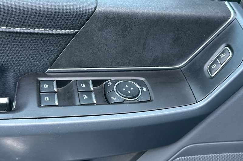 Ford F-150 Vehicle Full-screen Gallery Image 12