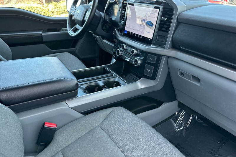Ford F-150 Vehicle Full-screen Gallery Image 18