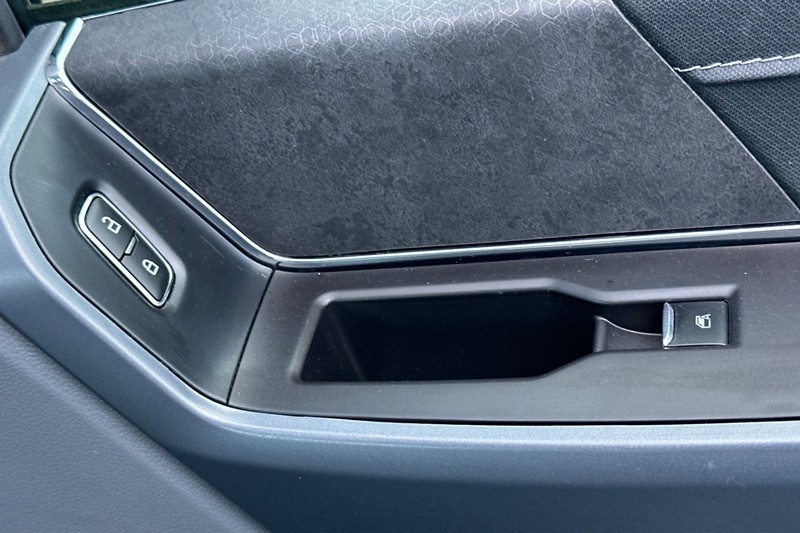 Ford F-150 Vehicle Full-screen Gallery Image 21