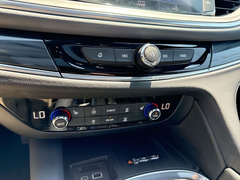 Buick Enclave Vehicle Full-screen Gallery Image 18