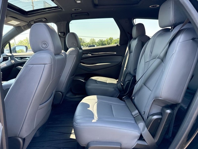 Buick Enclave Vehicle Full-screen Gallery Image 22