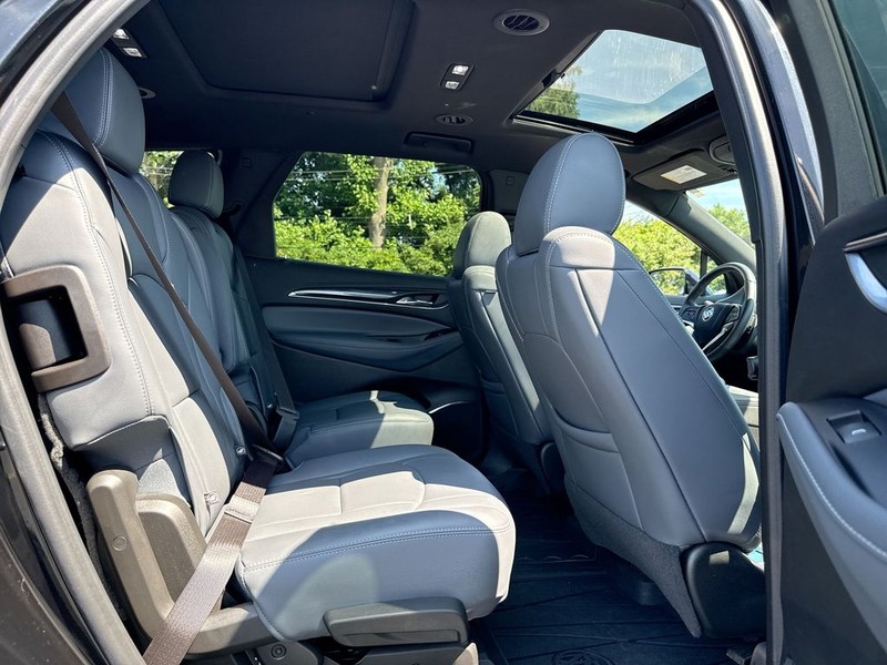 Buick Enclave Vehicle Full-screen Gallery Image 24