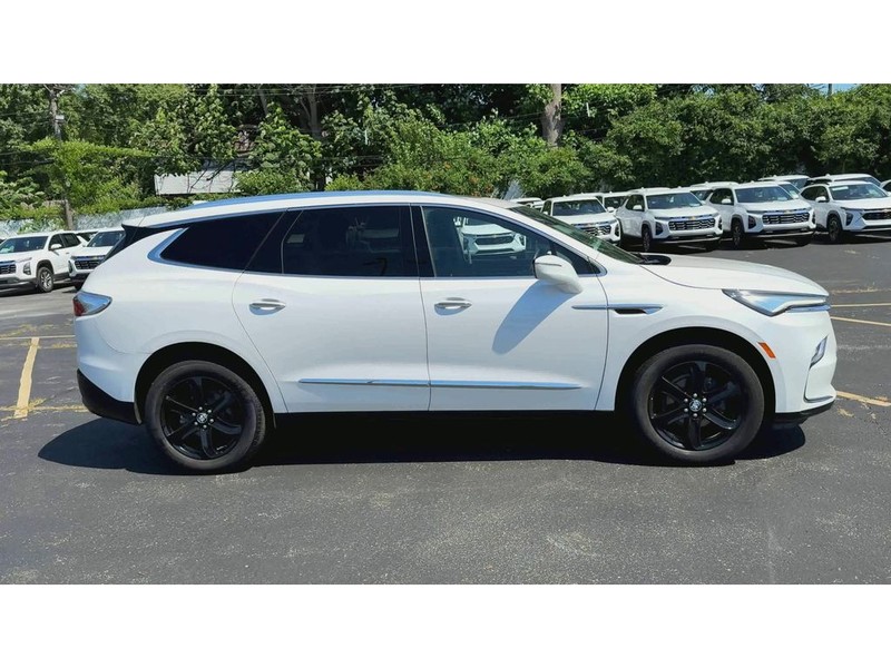 Buick Enclave Vehicle Full-screen Gallery Image 09