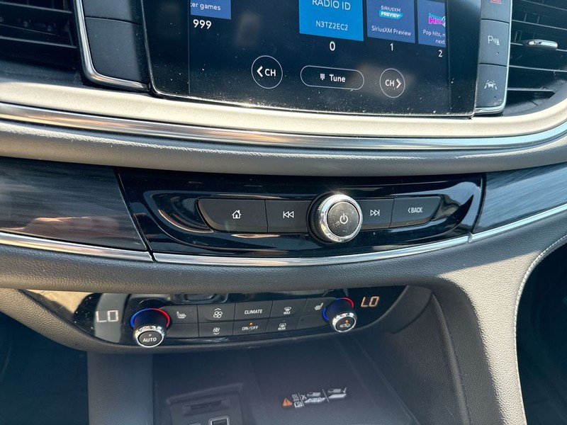 Buick Enclave Vehicle Full-screen Gallery Image 18