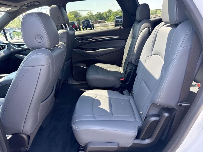 Buick Enclave Vehicle Full-screen Gallery Image 22