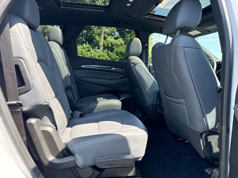 Buick Enclave Vehicle Full-screen Gallery Image 24