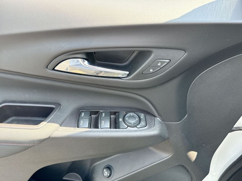 Chevrolet Equinox Vehicle Full-screen Gallery Image 13