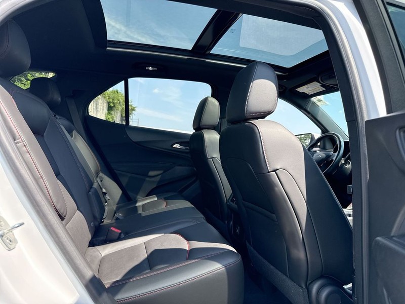 Chevrolet Equinox Vehicle Full-screen Gallery Image 24
