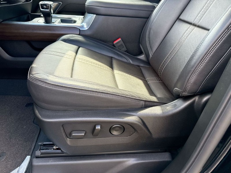 Chevrolet Silverado 1500 Vehicle Full-screen Gallery Image 11