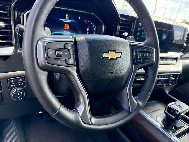 Chevrolet Silverado 1500 Vehicle Full-screen Gallery Image 14