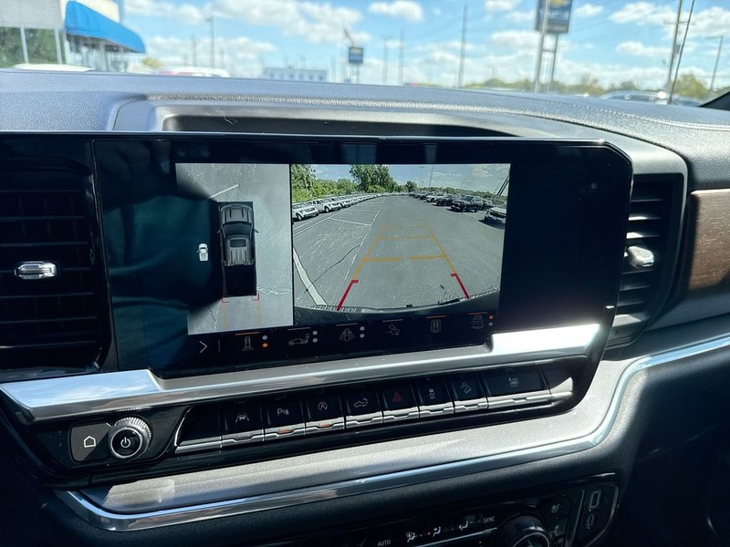 Chevrolet Silverado 1500 Vehicle Full-screen Gallery Image 17