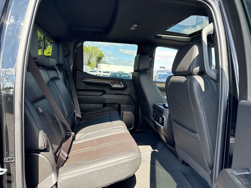 Chevrolet Silverado 1500 Vehicle Full-screen Gallery Image 24