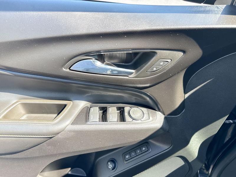 Chevrolet Equinox Vehicle Full-screen Gallery Image 13