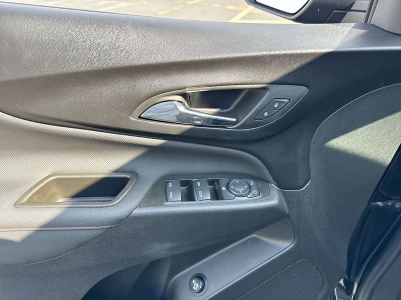 Chevrolet Equinox Vehicle Full-screen Gallery Image 13