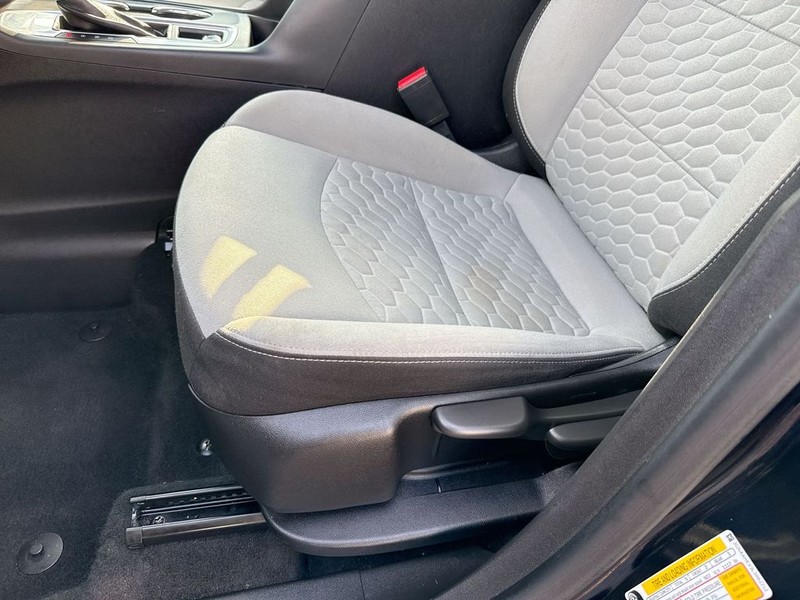 Chevrolet Equinox Vehicle Full-screen Gallery Image 11