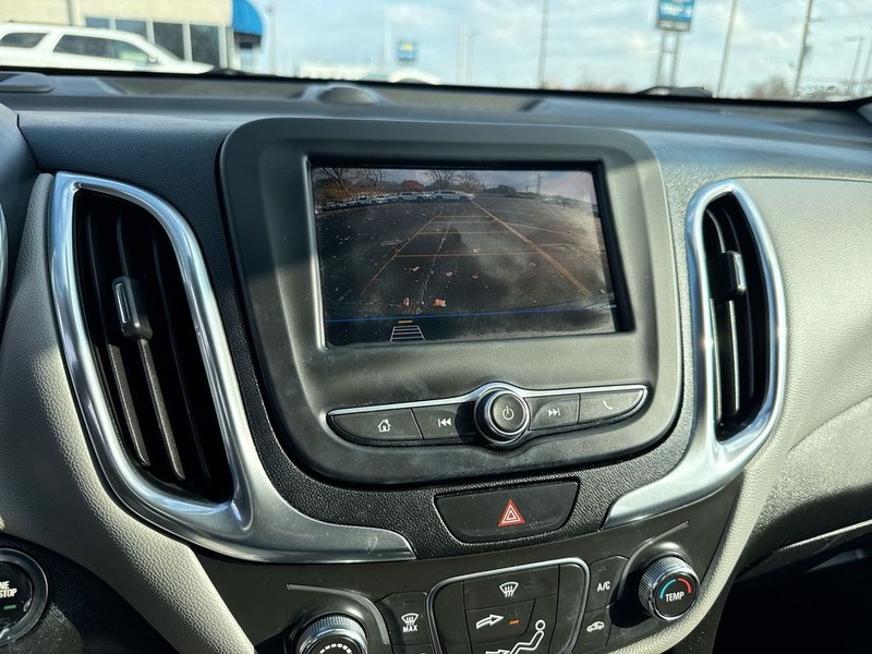 Chevrolet Equinox Vehicle Full-screen Gallery Image 17