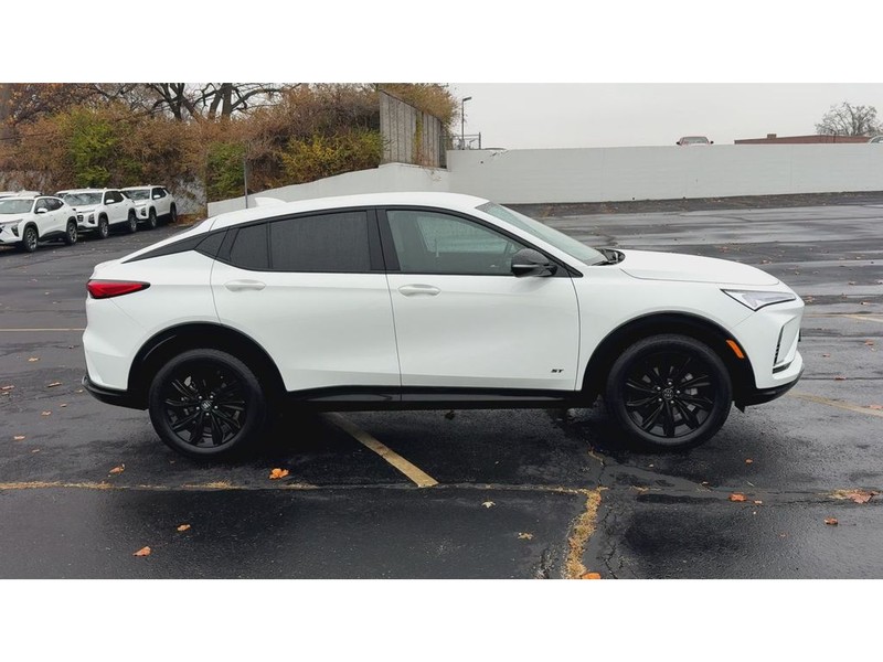 Buick Envista Vehicle Full-screen Gallery Image 09