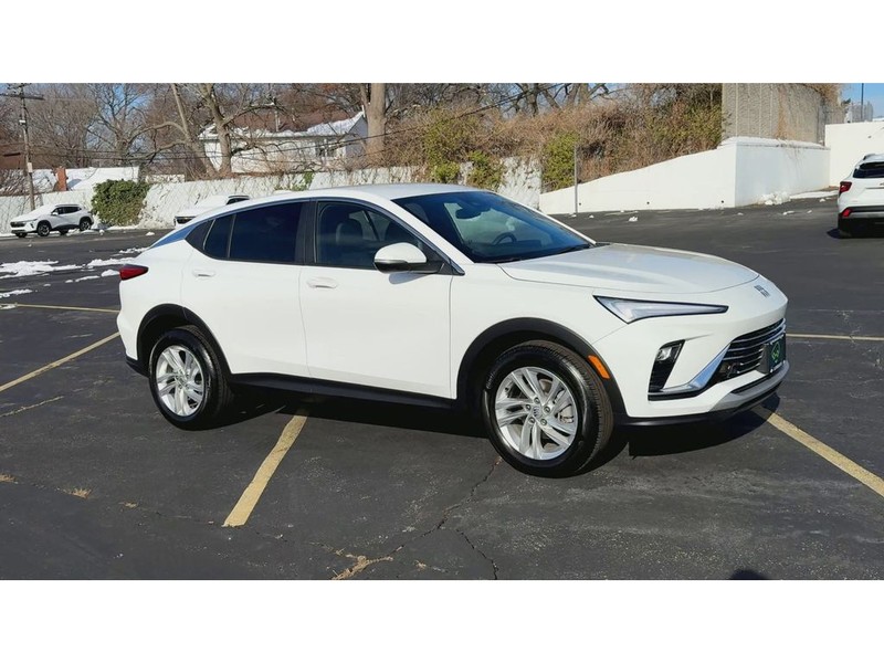 Buick Envista Vehicle Full-screen Gallery Image 02